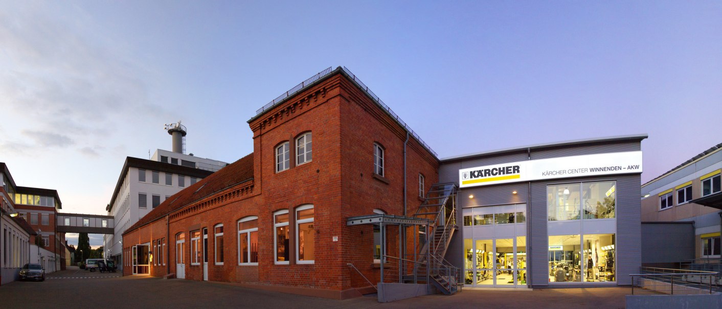 The Kärcher Center in Winnenden features a modern facade next to a historic brick building at dusk., © © Stuttgart-Marketing GmbH The Kärcher Center in Winnenden features a modern facade next to a historic brick building at dusk., © © Stuttgart-Marketing GmbH