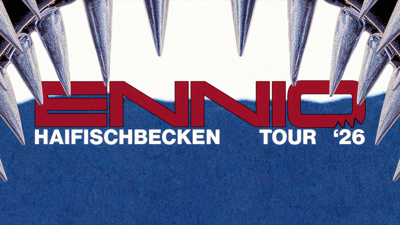 Plakat f&uuml;r die ENNIO Haifischbecken Tour 2026 mit stilisierten Haifischz&auml;hnen und blauem Hintergrund., &copy; links im Bild
