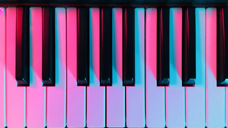 Piano keys in close-up, illuminated by blue and pink light, which creates an atmospheric effect., © Collegium Wirtemberg Piano keys in close-up, illuminated by blue and pink light, which creates an atmospheric effect., © Collegium Wirtemberg