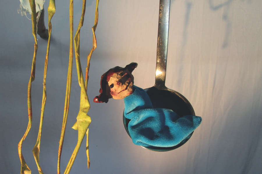 Kari entdeckt einen Sch&ouml;pfl&ouml;ffel &ndash; ideal zum Schaukeln!, &copy; Angelika Jedelhauser