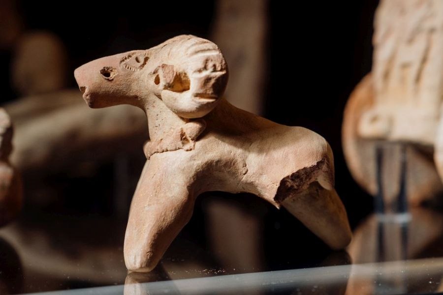 Widder aus Terracotta, © Linden-Museum Stuttgart, Foto: Harald Völkl