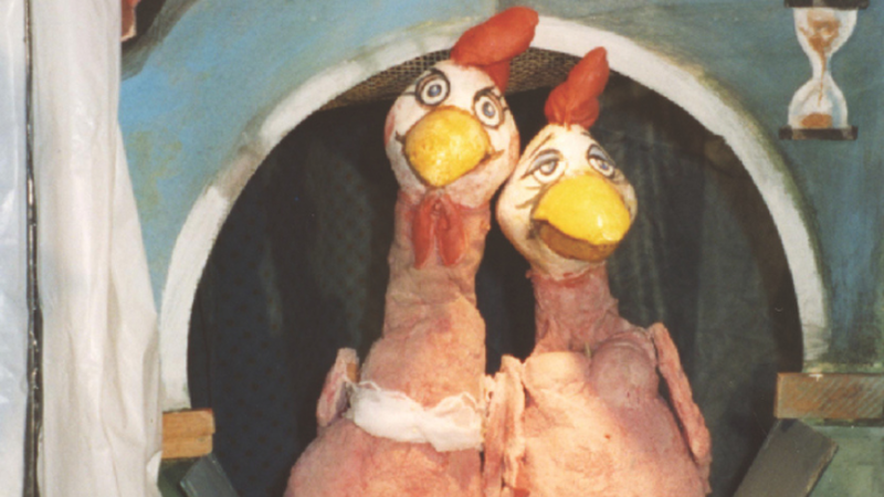 Zwei Puppenhühner aus einem Puppentheaterstück von Pettersson und Findus schauen aus einem Fenster. Sie haben große gelbe Schnäbel und rote Kämme., © marotte-Theater Zwei Puppenhühner aus einem Puppentheaterstück von Pettersson und Findus schauen aus einem Fenster. Sie haben große gelbe Schnäbel und rote Kämme., © marotte-Theater