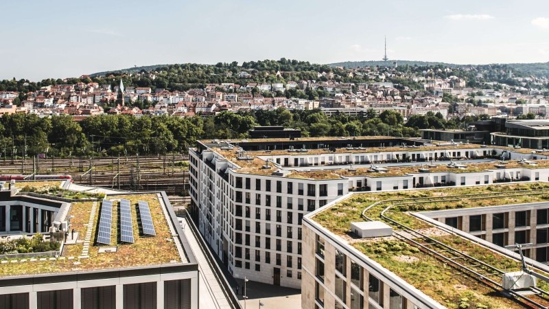 Moderne Geb&auml;ude mit begr&uuml;nten D&auml;chern im Europaviertel, dahinter eine Stadtlandschaft mit H&uuml;geln und einem Fernsehturm., &copy; Romeo Felsenreich