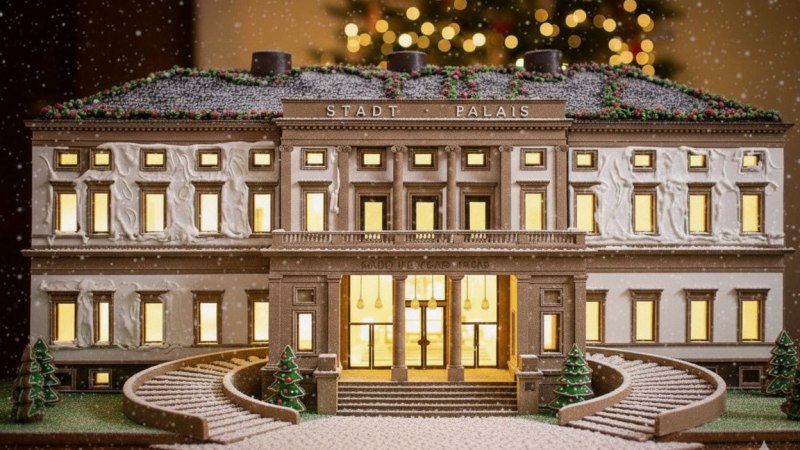Lebkuchenmodell eines Stadtpalais mit beleuchteten Fenstern, Treppen und weihnachtlicher Dekoration. Im Hintergrund ein unscharfer Weihnachtsbaum., © StadtPalais Museum für Stuttgart Lebkuchenmodell eines Stadtpalais mit beleuchteten Fenstern, Treppen und weihnachtlicher Dekoration. Im Hintergrund ein unscharfer Weihnachtsbaum., © StadtPalais Museum für Stuttgart