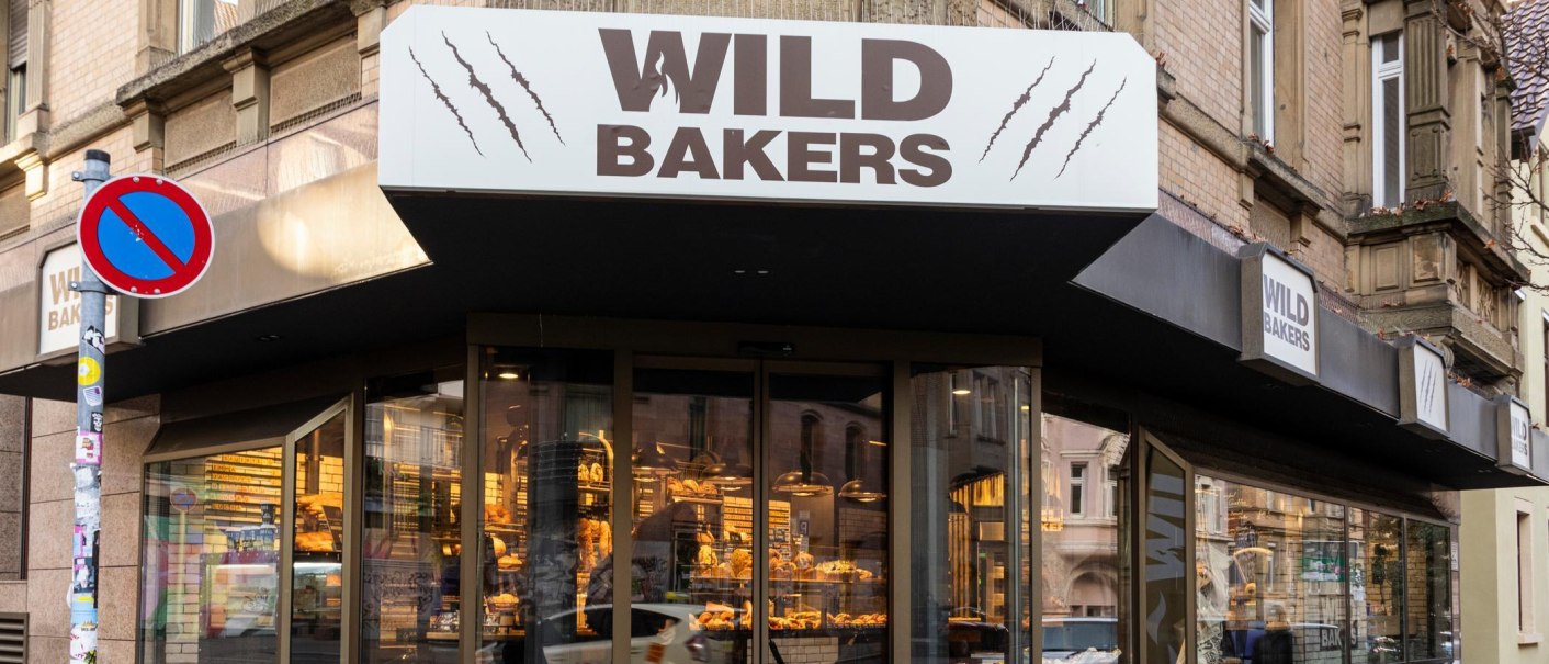 Eingang des Wildbakers Stores mit gro&szlig;en Schaufenstern links und rechts des Eingangs., &copy; Stuttgart-Marketing GmbH, Sarah Schmid
