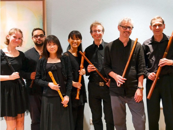 Sieben Personen in schwarzer Kleidung halten Holzblasinstrumente und l&auml;cheln in die Kamera., &copy; Landesmuseum W&uuml;rttemberg