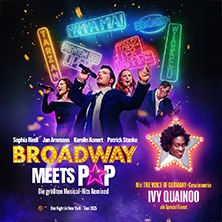 Plakat für 'Broadway meets Pop' mit vier Sängern und bunten Musical-Schildern im Hintergrund. Ivy Quainoo als Special Guest angekündigt., © links im Bild