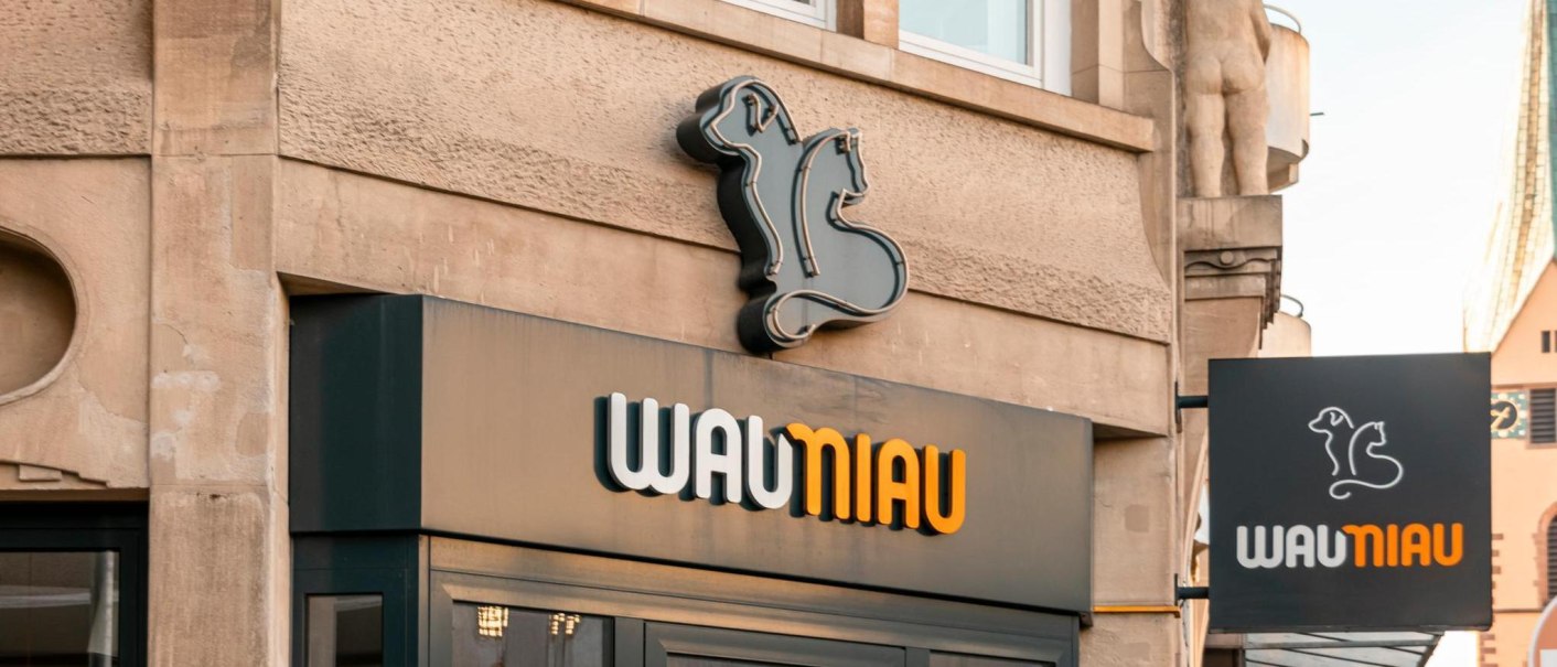Fassade eines Gesch&auml;fts mit dem Logo und Schriftzug 'WauMiau'. Ein Hund und eine Katze sind als Silhouette dargestellt., &copy; Stuttgart-Marketing GmbH, Sarah Schmid