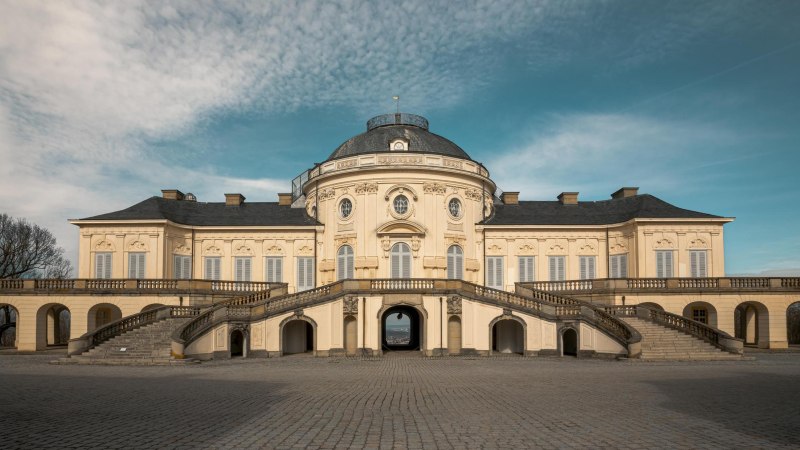 Schloss Solitude in Stuttgart, symmetrische Fassade mit Treppenaufgang, blauer Himmel im Hintergrund., © SMG, Sarah Schmid Schloss Solitude in Stuttgart, symmetrische Fassade mit Treppenaufgang, blauer Himmel im Hintergrund., © SMG, Sarah Schmid