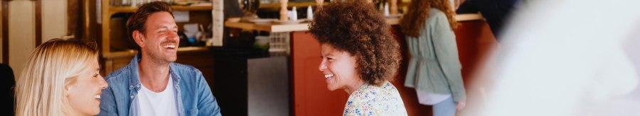 Drei Personen sitzen lachend an einem Tisch in einer gem&uuml;tlichen Bar. Im Hintergrund sind Gl&auml;ser und Flaschen zu sehen., &copy; Stuttgart-Marketing GmbH, Alwin Maigler