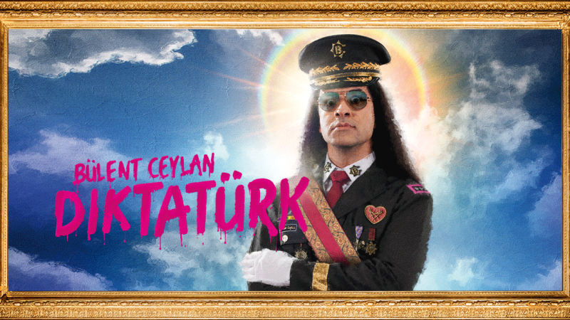 Ein Mann in Uniform mit Sonnenbrille und M&uuml;tze posiert vor einem himmlischen Hintergrund. Der Schriftzug "B&uuml;lent Ceylan Diktat&uuml;rk" ist prominent platziert., &copy; links im Bild