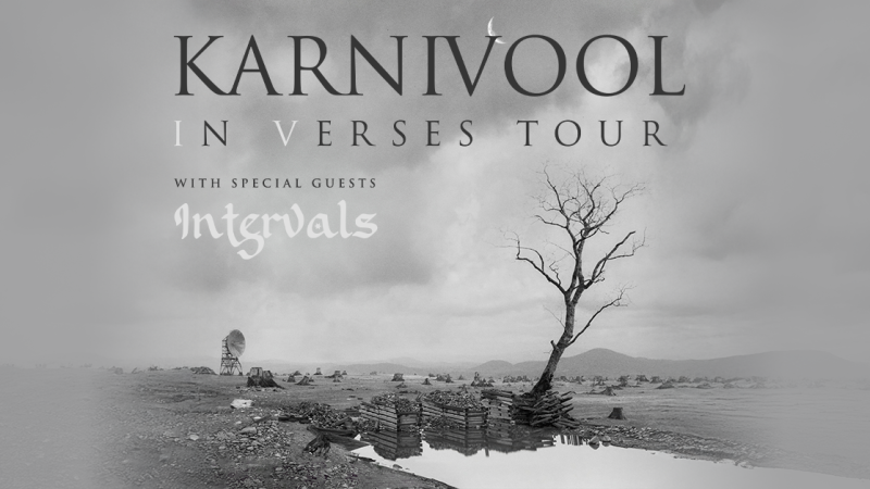 Poster der Karnivool In Verses Tour mit einem kahlen Baum in einer kargen Landschaft. Die Band Intervals ist als Special Guest angek&uuml;ndigt., &copy; links im Bild