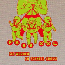 Drei Babys in Tragegeschirren, gehalten von einer muskulösen Figur. Text: 'PA69 XXL - Sie werden so schnell groß!', © links im Bild