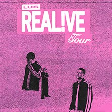 Pinkes Poster mit dem Text 'LUIS REAL!VE Tour'. Drei Personen in sportlicher Kleidung sind abgebildet., © links im Bild Pinkes Poster mit dem Text 'LUIS REAL!VE Tour'. Drei Personen in sportlicher Kleidung sind abgebildet., © links im Bild