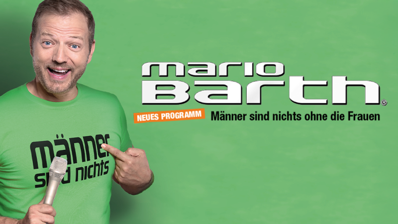 Ein Mann in einem grünen T-Shirt mit der Aufschrift 'Männer sind nichts' hält ein Mikrofon und zeigt auf den Text. Daneben steht 'Mario Barth - Neues Programm'., © links im Bild Ein Mann in einem grünen T-Shirt mit der Aufschrift 'Männer sind nichts' hält ein Mikrofon und zeigt auf den Text. Daneben steht 'Mario Barth - Neues Programm'., © links im Bild