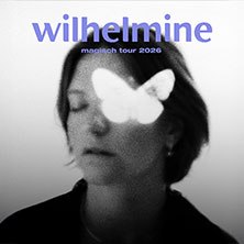 Eine Person mit geschlossenen Augen, ein leuchtender Schmetterling auf dem Gesicht. Oben steht 'wilhelmine magisch tour 2026' in lila Schrift., &copy; links im Bild