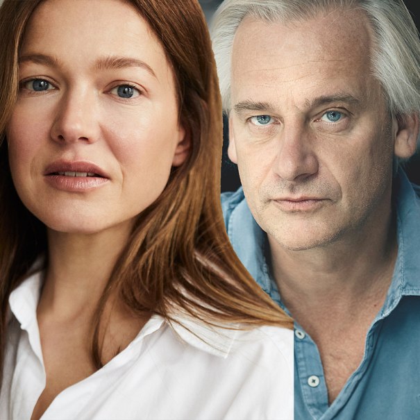 Ein Portr&auml;t einer Frau mit braunen Haaren und eines Mannes mit grauen Haaren, beide in Hemden, schauen ernst in die Kamera., &copy; Theater der Altstadt