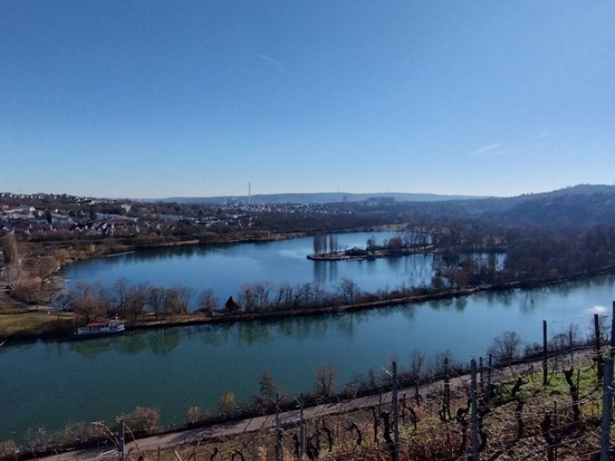 Flusslandschaft mit Inseln und kahlen Bäumen, umgeben von Hügeln und einem klaren blauen Himmel., © Cool-Tours StattReisen Flusslandschaft mit Inseln und kahlen Bäumen, umgeben von Hügeln und einem klaren blauen Himmel., © Cool-Tours StattReisen