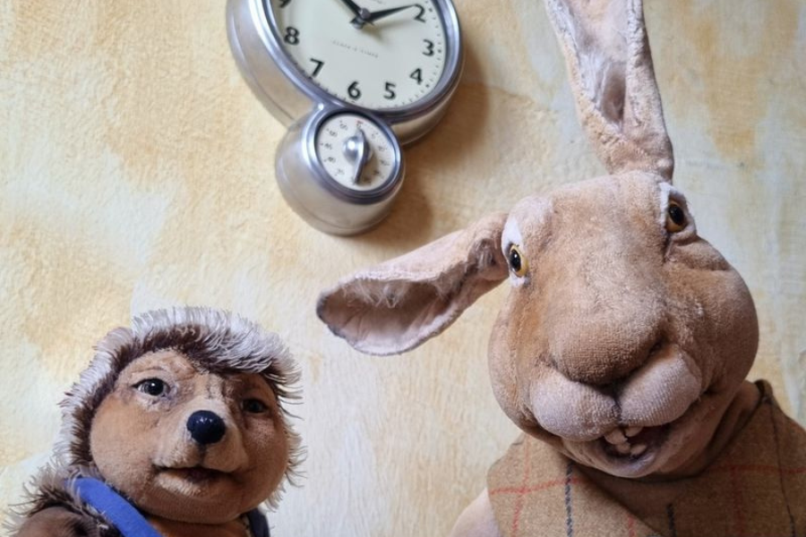 Ein Blick, eine Uhr &hellip; und gleich startet das gro&szlig;e Wettrennen!, &copy; Pierre Sch&auml;fer Produktion