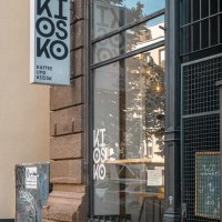 Ein Kiosk mit der Aufschrift 'Kiosko Kaffee und Kiosk'. Die Fassade ist mit Graffiti bedeckt, und das Schaufenster spiegelt die Umgebung wider., &copy; SMG, Sarah Schmid