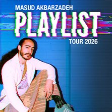 Poster für Masud Akbarzadehs Playlist Tour 2026 mit einem stilisierten Bild des Künstlers in lässiger Pose vor blauem Hintergrund., © links im Bild Poster für Masud Akbarzadehs Playlist Tour 2026 mit einem stilisierten Bild des Künstlers in lässiger Pose vor blauem Hintergrund., © links im Bild