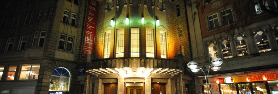 Das Alte Schauspielhaus bei Nacht, beleuchtet mit bunten Lichtern. Der Eingang ist von historischen Geb&auml;uden umgeben., &copy; Schauspielb&uuml;hnen Stuttgart