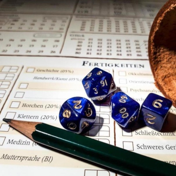 Blaue Würfel und ein Bleistift liegen auf einem Pen-&-Paper-Charakterbogen mit Fertigkeitenliste., © Pixabay