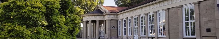 The Kursaal Bad Cannstatt with classic architecture, large windows and a well-tended garden in the foreground, surrounded by trees., © Stuttgart-Marketing GmbH The Kursaal Bad Cannstatt with classic architecture, large windows and a well-tended garden in the foreground, surrounded by trees., © Stuttgart-Marketing GmbH