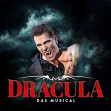 Ein Mann mit Vampirzähnen und eine Frau in dramatischer Pose vor nebligem Hintergrund. Schriftzug: Dracula - Das Musical., © links im Bild