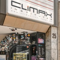 Eingang des Climax Institutes mit vielen Aufklebern und einem Schild mit der Aufschrift 'House & Techno'., © Stuttgart Marketing GmbH, Sarah Schmid