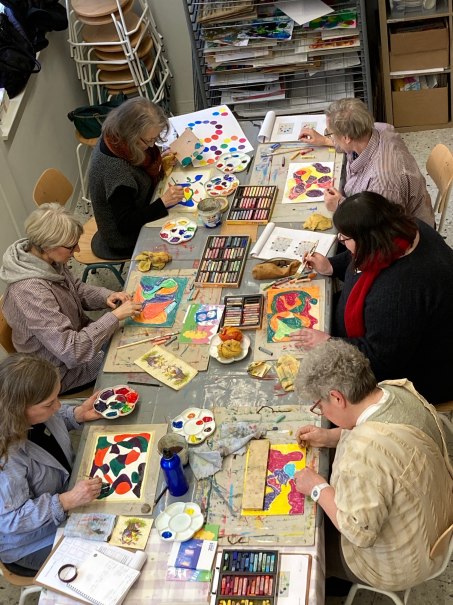Farbworkshop in der Kunstschule des H&ouml;lzel-Hauses, &copy; Adolf H&ouml;lzel Stiftung