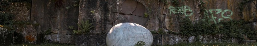 Eine alte Steinmauer mit Graffiti und einer großen Kugel im Vordergrund, umgeben von Gras und Pflanzen im Wartenbergpark., © Stuttgart Marketing GmbH, Sarah Schmid Eine alte Steinmauer mit Graffiti und einer großen Kugel im Vordergrund, umgeben von Gras und Pflanzen im Wartenbergpark., © Stuttgart Marketing GmbH, Sarah Schmid