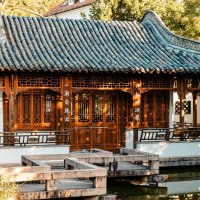 Traditional Chinese building in the Chinese Garden Stuttgart, surrounded by trees and a pond., © SMG Stuttgart Marketing GmbH - Sarah Schmid Traditional Chinese building in the Chinese Garden Stuttgart, surrounded by trees and a pond., © SMG Stuttgart Marketing GmbH - Sarah Schmid