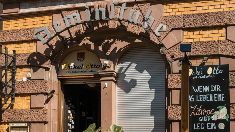 Entrance to 'Onkel Otto', an XXL schnitzel paradise, with decorative sign and plaque with a slogan about lemons., © SMG Stuttgart Marketing GmbH - Sarah Schmid
