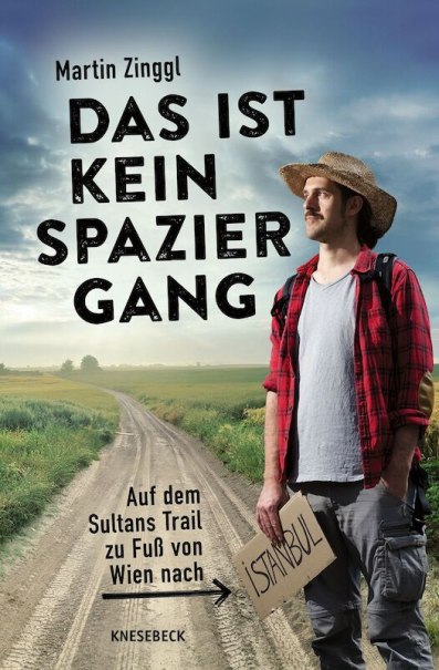Ein Mann mit Hut und Rucksack steht auf einem Feldweg. Er h&auml;lt ein Schild mit 'Istanbul'. Der Himmel ist bew&ouml;lkt. Titel: 'Das ist kein Spaziergang'., &copy; Theaterhaus Stuttgart e.V.