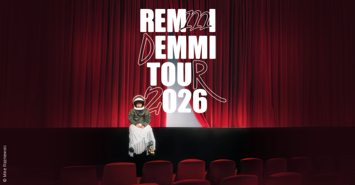 Ein Kind in einem Raumanzug sitzt vor einem roten Vorhang. Dar&uuml;ber steht 'REMMI DEMMI TOUR 2026'., &copy; links im Bild