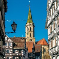 Half-timbered houses in the old town of Schorndorf, with a church tower in the background under a clear blue sky., &copy; Stuttgart-Marketing GmbH, Sarah Schmid
