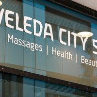 Glasfront eines Weleda City Spa mit Schriftzug f&uuml;r Massagen, Gesundheit und Sch&ouml;nheit., &copy; Stuttgart-Marketing GmbH, Sarah Schmid
