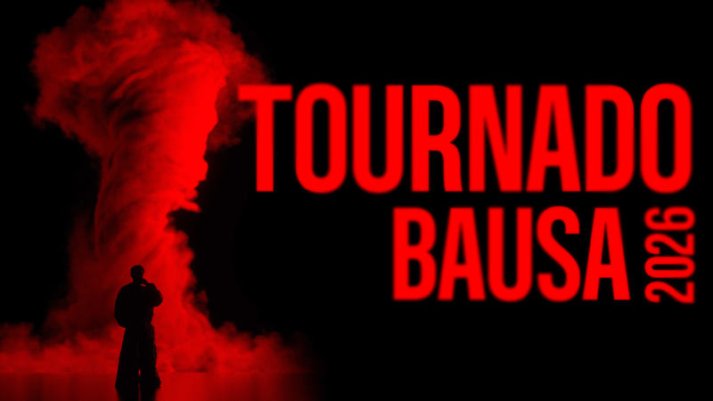 Eine Silhouette steht vor einem roten Tornado. Daneben der Schriftzug 'Tournado Bausa 2026' in leuchtendem Rot auf schwarzem Hintergrund., &copy; links im Bild