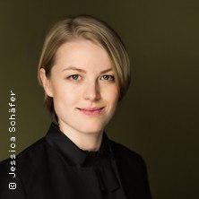 Porträt einer Person mit kurzem blondem Haar und schwarzer Kleidung vor grünem Hintergrund., © links im Bild Porträt einer Person mit kurzem blondem Haar und schwarzer Kleidung vor grünem Hintergrund., © links im Bild