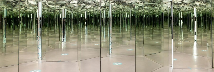A hall of mirrors with numerous mirrors that create infinite reflections. The ceiling is adorned with decorative elements., © Stuttgart-Marketing GmbH, Sarah Schmid A hall of mirrors with numerous mirrors that create infinite reflections. The ceiling is adorned with decorative elements., © Stuttgart-Marketing GmbH, Sarah Schmid