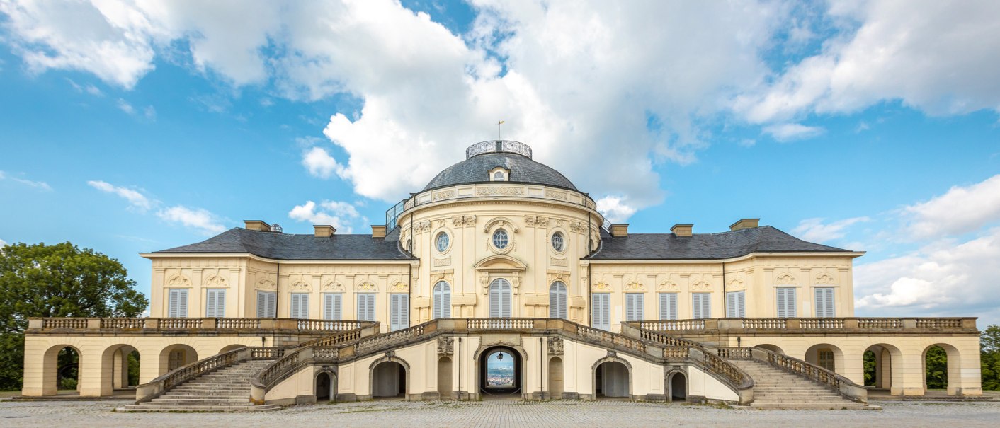 Schloss Solitude mit symmetrischer Fassade, Treppenaufgang und blauem Himmel im Hintergrund., © Katrin Lehr (VIEL UNTERWEGS) Schloss Solitude mit symmetrischer Fassade, Treppenaufgang und blauem Himmel im Hintergrund., © Katrin Lehr (VIEL UNTERWEGS)