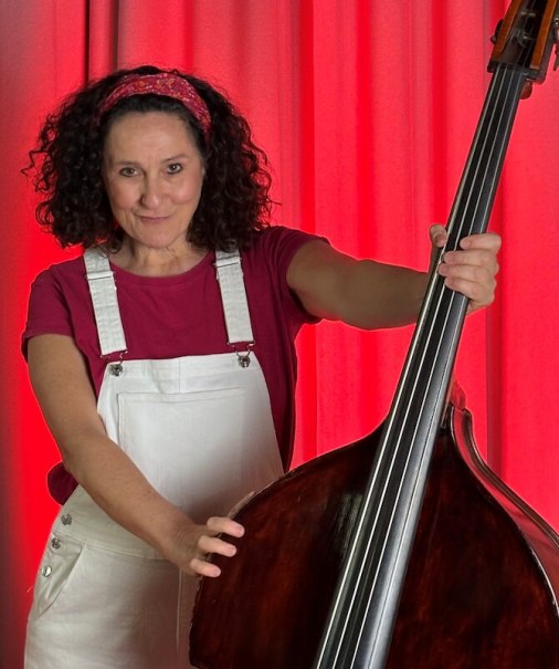 Eine Frau in rotem Shirt und wei&szlig;er Latzhose spielt einen Kontrabass vor einem roten Vorhang., &copy; Theaterhaus Stuttgart e.V.