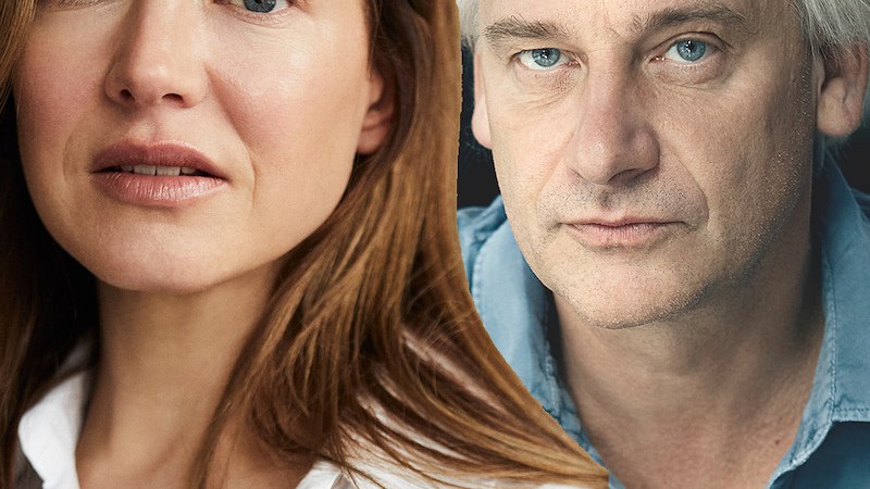 Ein Portr&auml;t einer Frau mit braunen Haaren und eines Mannes mit grauen Haaren, beide in Hemden, schauen ernst in die Kamera., &copy; Theater der Altstadt