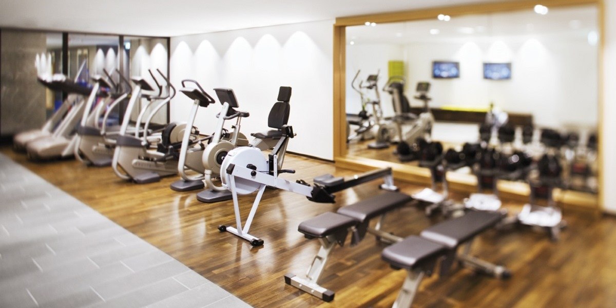 Modernes Fitnessstudio mit Laufbändern, Fahrrädern und Hanteln vor einer großen Spiegelwand auf Holzboden., © Mövenpick Hotel Stuttgart Airport Modernes Fitnessstudio mit Laufbändern, Fahrrädern und Hanteln vor einer großen Spiegelwand auf Holzboden., © Mövenpick Hotel Stuttgart Airport