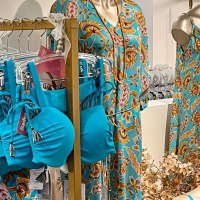 Bunte Bademode und Dessous mit floralen Mustern auf Kleiderständern und Schaufensterpuppen in einem Geschäft ausgestellt., © hautnah Dessous, Stuttgart Bunte Bademode und Dessous mit floralen Mustern auf Kleiderständern und Schaufensterpuppen in einem Geschäft ausgestellt., © hautnah Dessous, Stuttgart