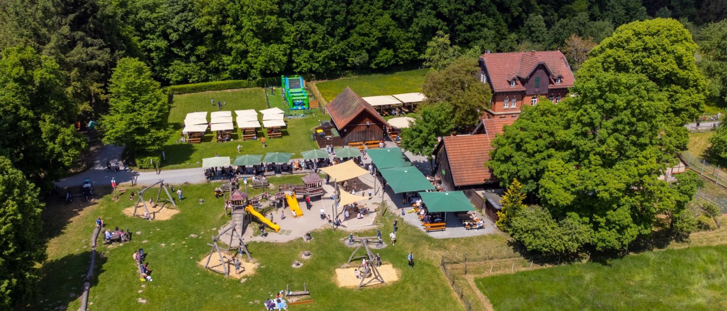 Luftaufnahme des Katzenbacher Hofs mit Spielplatz, Biergarten und gr&uuml;ner Umgebung. Menschen genie&szlig;en das sonnige Wetter im Freien., &copy; Katzenbacher Hof