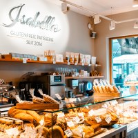 Innenansicht der Patisserie Isabella mit glutenfreien Backwaren und Produkten. Helle, einladende Atmosphäre mit dekorativen Regalen und Theke., © SMG, Sarah Schmid Innenansicht der Patisserie Isabella mit glutenfreien Backwaren und Produkten. Helle, einladende Atmosphäre mit dekorativen Regalen und Theke., © SMG, Sarah Schmid