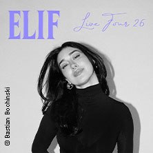 Frau mit langen Haaren posiert vor grauem Hintergrund. Text: 'ELIF Live Tour 26'. © Bastian Bochinski., © links im Bild Frau mit langen Haaren posiert vor grauem Hintergrund. Text: 'ELIF Live Tour 26'. © Bastian Bochinski., © links im Bild