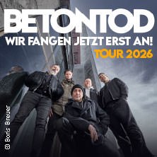 The band Betontod poses in front of a modern building. The slogan "We're just getting started! Tour 2026" is prominently displayed., © links im Bild The band Betontod poses in front of a modern building. The slogan "We're just getting started! Tour 2026" is prominently displayed., © links im Bild
